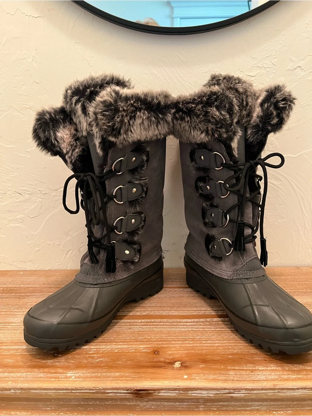 Khombu Women’s Gray and Black Faux-Fur Lace-Up Winter Boots. Size 7M